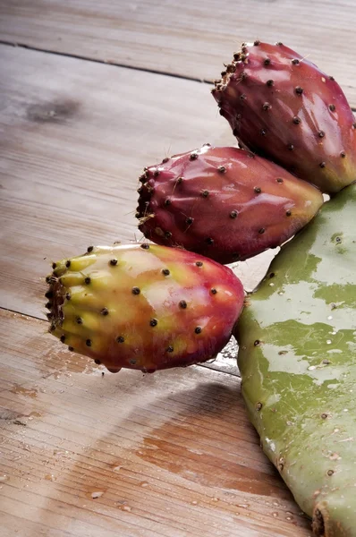 Olgun inciri veya kürek kaktüs ve kırmızı meyve.