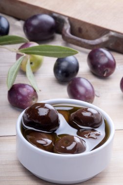 bir beyaz wodden tahtada Siyah Zeytin