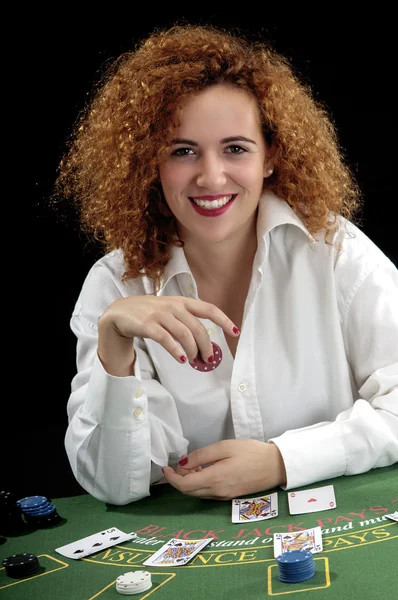 Vrouw croupier op de groene tabel — Stockfoto