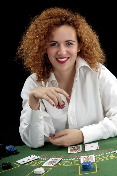 Femme croupier à la table verte — Photo