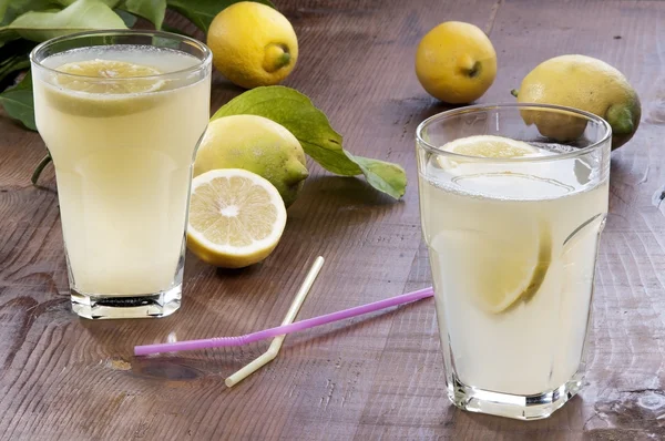 Hausgemachte Limonade zubereiten — Stockfoto