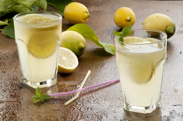Limonade zubereiten — Stockfoto