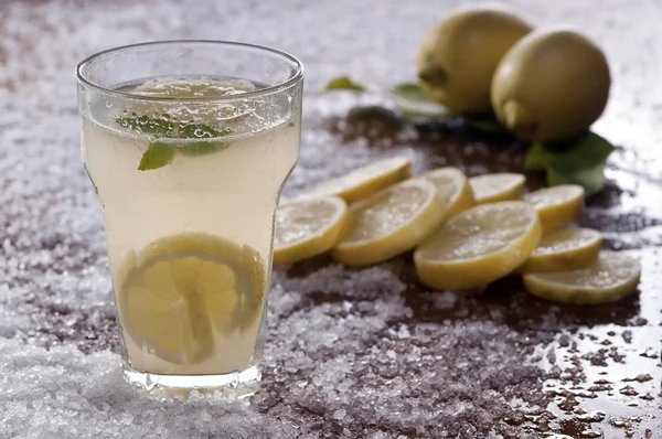 Limonade Zitronenscheiben selektiver Fokus — Stockfoto