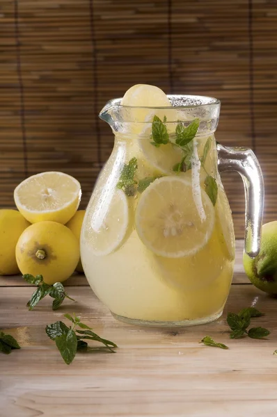 Limonadenkrug mit Zitronenscheiben — Stockfoto