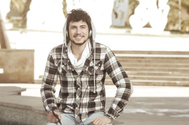 Genç şık sakallı adam