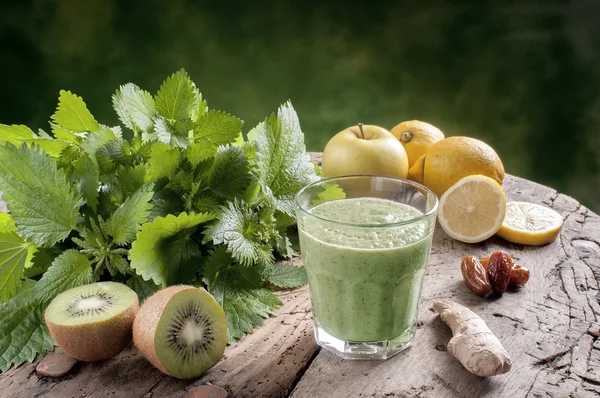 Detox drink with nettles — Stock Photo, Image