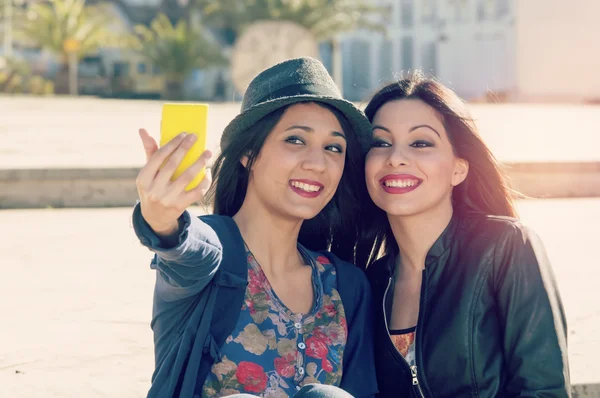 フィルターで selfie を取って 2 人の友人は、instagram スタイルを適用 — ストック写真