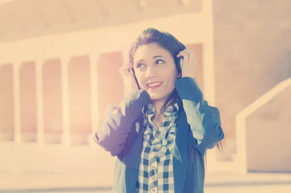 音楽を聴いて女の子適用フィルター instagram スタイルとフレア — ストック写真