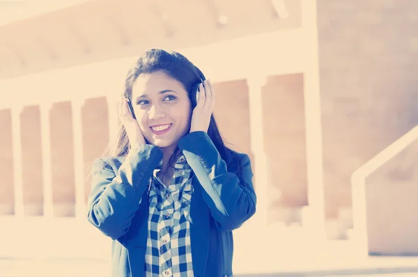 Girl listening to some music applied filter instagram style and — Stock Photo, Image