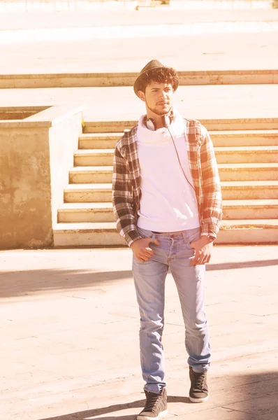 Moda giovane uomo a piedi per strada applicato filtro instagram — Foto Stock