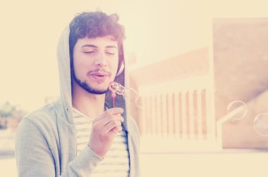 genç yakışıklı baloncuklar sabun c üfleme hipster adam sakallı