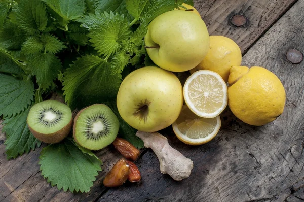 karışık meyve ve ısırgan bir canlandırıcı ve smoothi detoxifying