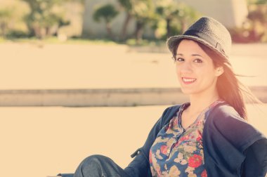 genç kız gülümseyerek