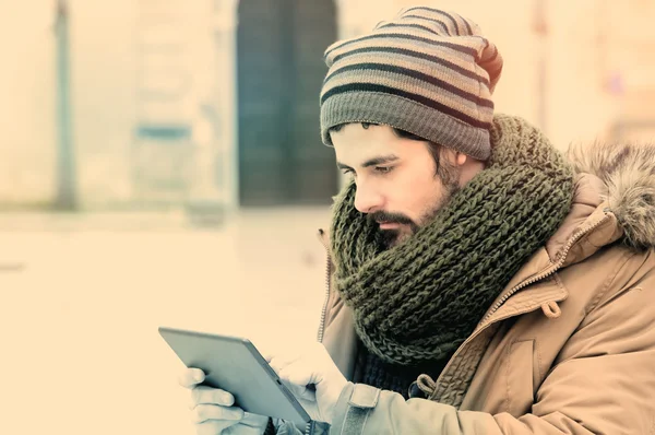 portre genç adam şehirde instagram sesleri, çalışma