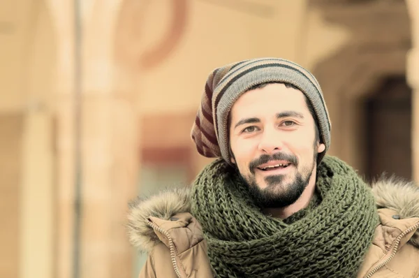 genç adam hippi tarzı instagram tonlarda portresi