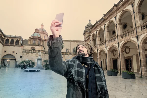 Genç adam alarak Selfie instagram içinde stil tonda