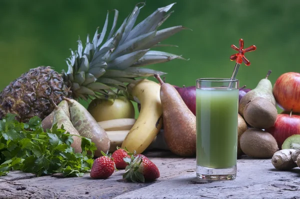 Sumos de kiwi espremidos na hora — Fotografia de Stock