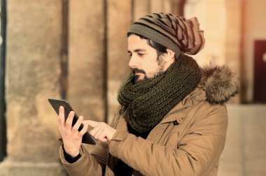onun tableti instagram tarzda kullanan adam