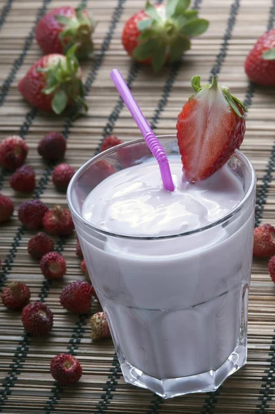 Milkshake de morango fresco com fatia de morango — Fotografia de Stock