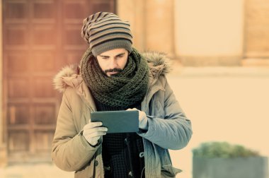 Yakışıklı delikanlı manifatura instagram tarzı yumuşak odak