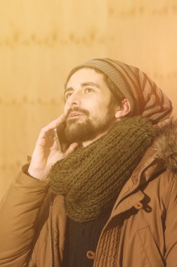 Genç adam akıllı telefon instagram stili kullanarak