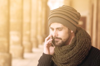 genç adam bir akıllı telefon instagram sesleri kullanarak uygulanan