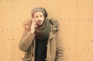 hipster adam akıllı telefon instagram tarzı ile