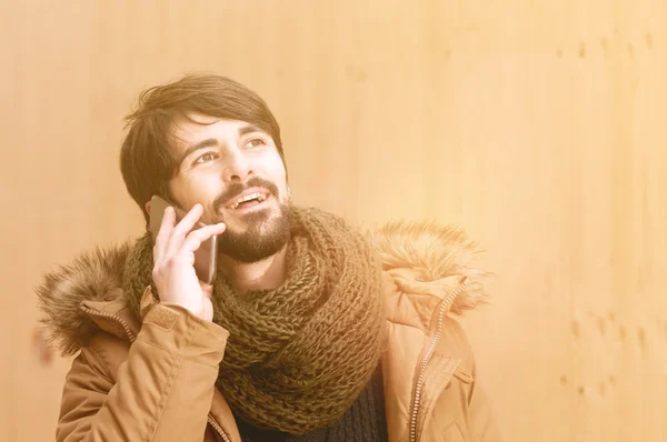 Retrato de un hombre feliz hablando en el teléfono instagram tonos ap — Foto de Stock