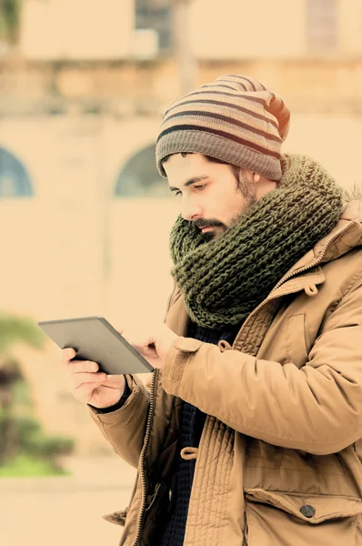 Homem barbudo usando tablet no Mediterrâneo País no instagram t Imagens De Bancos De Imagens Sem Royalties