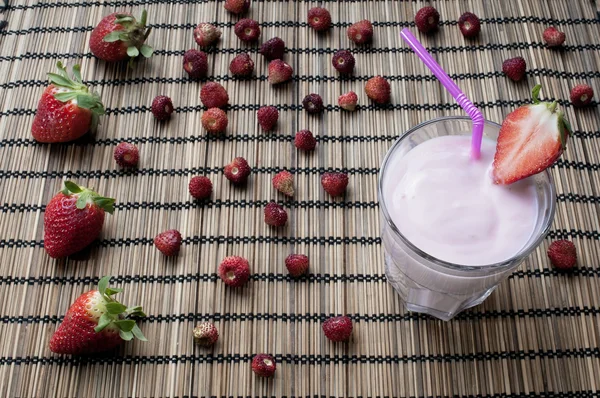 Strawberry milkshake with strawberries on background — Stock Photo, Image