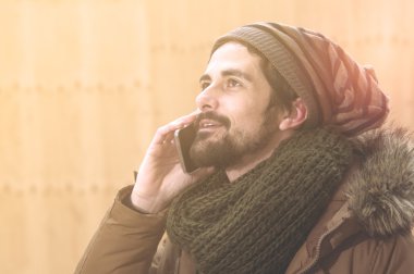 Yakışıklı hipster modern adam akıllı telefon sıcak tonu filtresini kullanarak bir
