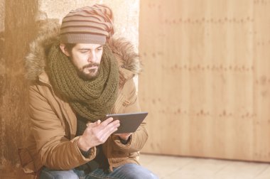 hipster adam oturma kullanarak sıcak sesi filtre uygulanan bir masa