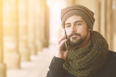 kentsel contexr sıcak filte akıllı telefon kullanan yenilikçi modern adam