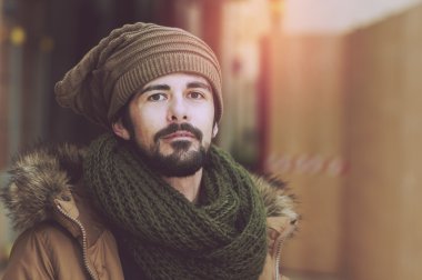 Yakışıklı adam sıcak filtre uygulanan portresi