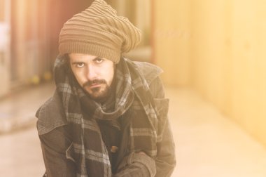 bir yakışıklı adam sıcak filtre uygulanan bak