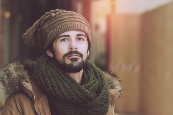 Yakışıklı adam sıcak filtre uygulanan portresi