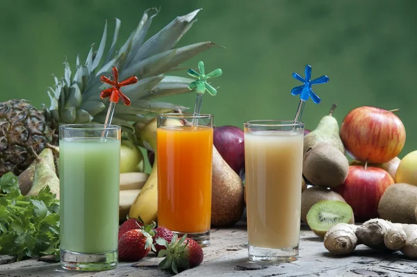 Succhi di frutta mista su una tavola di legno — Foto Stock