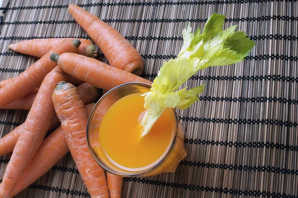 Fonte de cenouras de beta-caroteno e suco — Fotografia de Stock