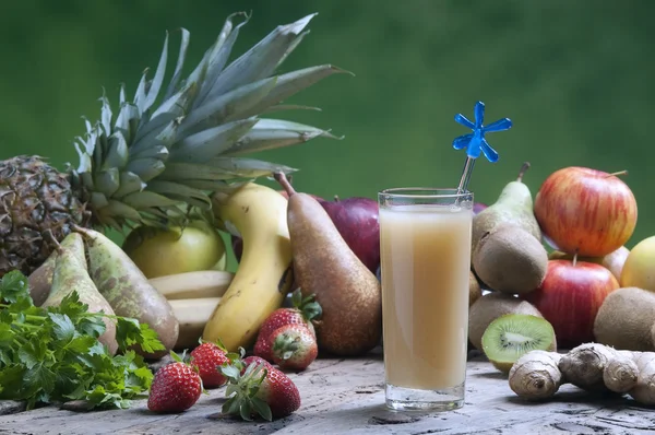 Färsk blandad fruktjuice — Stockfoto