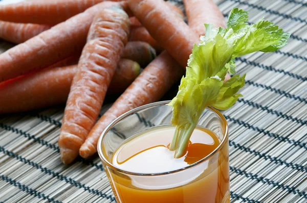 Zanahorias fuente de jugo de betacaroteno Fotos de stock libres de derechos