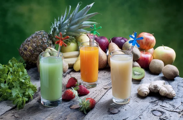 Juice av blandad frukt — Stockfoto