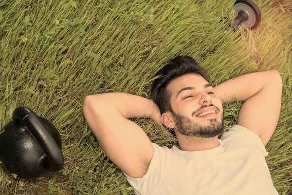 Relajarse feliz después de gim filtro caliente y una bengala lente aplicada — Foto de Stock