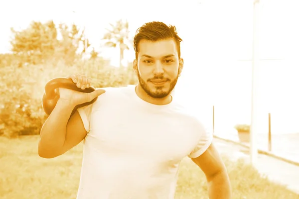 Sonriente chico después de entrenar en equipo deportivo caliente filtro appli — Foto de Stock