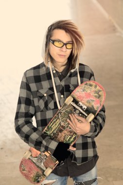 kaykay sıcak filtresi uygulanmış genç rasta adam