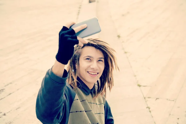 Şehir sıcak filtre uygulanan alarak selfie gülen adam