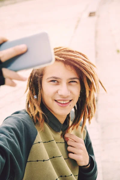 適用都市暖かいフィルターでハンサムなラスター 10 代の男 selfie — ストック写真