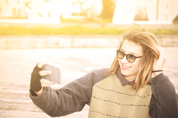 Joven guapo rasta adolescente chico con gafas de sol selfie en la ciudad — Foto de Stock
