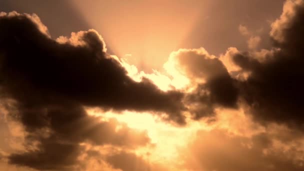 Felhők az égen naplementekor — Stock videók