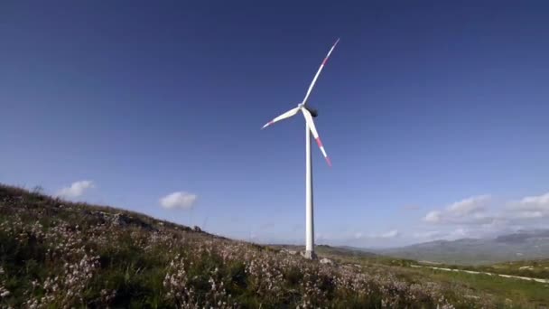 Landskap med vindkraftverk — Stockvideo