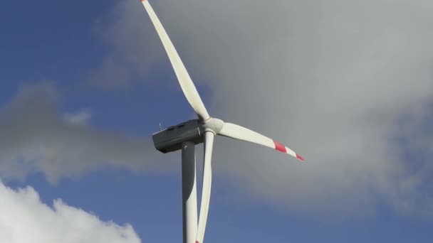 Ветряная турбина в небе — стоковое видео